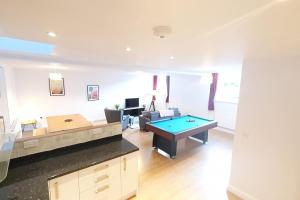 Foto sihtkohas Cheltenham asuva majutusasutuse HUGE WOW FACTOR CENTRAL CHELTENHAM ABODE WITH POOL-TABLE AND PARKING galeriist