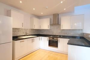 Foto sihtkohas Cheltenham asuva majutusasutuse HUGE WOW FACTOR CENTRAL CHELTENHAM ABODE WITH POOL-TABLE AND PARKING galeriist