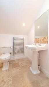 Foto sihtkohas Cheltenham asuva majutusasutuse HUGE WOW FACTOR CENTRAL CHELTENHAM ABODE WITH POOL-TABLE AND PARKING galeriist