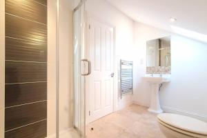 Foto sihtkohas Cheltenham asuva majutusasutuse HUGE WOW FACTOR CENTRAL CHELTENHAM ABODE WITH POOL-TABLE AND PARKING galeriist
