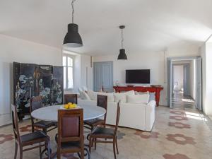 een woonkamer met een witte bank en een tafel bij La Casa dei Fortunati in Montemagno