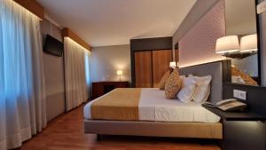 فندق 3 كيه مدريد في لشبونة: غرفة فندق عليها سرير و هاتف