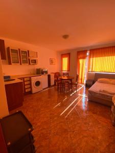 Una gran sala de estar con una cama y una mesa. en Studios & Apartments Perla, en Sunny Beach