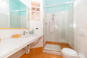 ein Bad mit einer Dusche, einem WC und einem Waschbecken in der Unterkunft Porta Nuova Comfy Studio in Turin