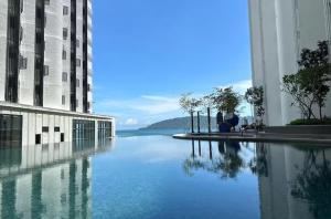 哥打京那巴鲁Maxhome at The Shore Kota Kinabalu的建筑物旁边一大片水