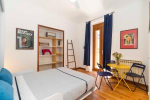 Schlafzimmer mit einem Bett, einem Tisch und Stühlen in der Unterkunft Porta Nuova Comfy Studio in Turin