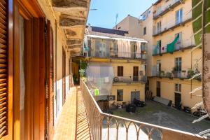 einen Blick auf einen Balkon von einem Apartmentgebäude in der Unterkunft Porta Nuova Comfy Studio in Turin