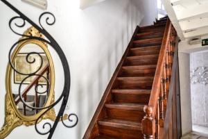 una escalera con un espejo en la pared en Bozzali Deluxe Hotel en La Canea