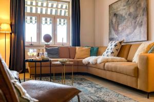 sala de estar con sofá y mesa en Vakantiewoning VillaEnzo, en Zussen