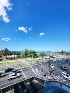 Blick auf einen Parkplatz mit geparkten Autos in der Unterkunft Nobile Suites Diamond in Vitória