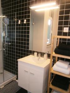 bagno con lavandino, specchio e doccia di The Estrela Apartment a Lisbona