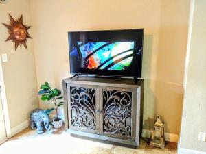 En tv och/eller ett underhållningssystem på Perfect Lake Retreat