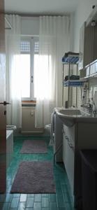 La salle de bains est pourvue d'un lavabo et d'une baignoire. dans l'établissement Casa A.N.N.E., à Marghera