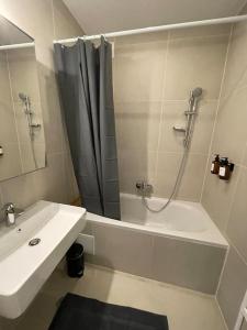 uma casa de banho branca com um chuveiro e um lavatório. em U4 Spittelau TR10 em Viena