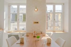 Un comedor con mesa y sillas y ventanas. en Neptune, en Trouville-sur-Mer 48 fotos más
