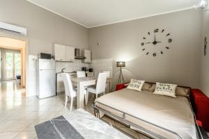 um quarto com uma cama e um relógio na parede em Moderna Suite con ampio terrazzo - Free WiFi & Parking em SantʼAgata sul Santerno