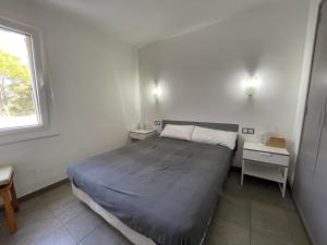 Postel nebo postele na pokoji v ubytování Acogedor apartamento con piscina comunitaria, cerca de la playa de Sa Tuna - ES-226-26