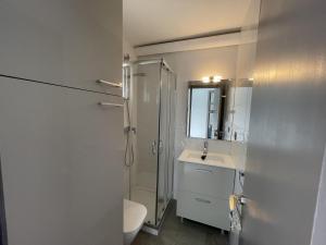 A bathroom at Acogedor apartamento con piscina comunitaria, cerca de la playa de Sa Tuna - ES-226-26 Még 6 kép
