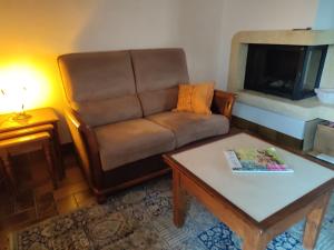 un soggiorno con divano e tavolino da caffè di Villa Amarante ad Annonay