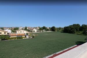een groot grasveld met huizen op de achtergrond bij B&B Sissy in Manoppello