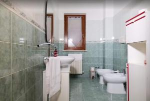 een badkamer met 2 wastafels en 2 toiletten bij B&B Sissy in Manoppello