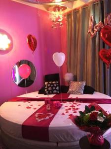 een kamer met 2 bedden met harten en ballonnen bij Gîte 2 personnes pour une nuit en amoureux in Saint-Brevin-les-Pins