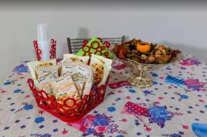 een tafel met een mand met snacks en een kom eten bij B&B Sissy in Manoppello