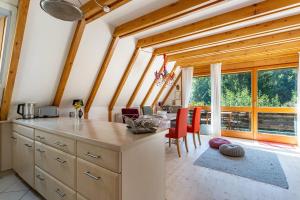 eine Küche mit einem Tisch und einem Esszimmer in der Unterkunft Charmantes Ferienhaus mit Garten in Siegsdorf