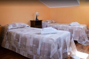 a room with two beds with white sheets on them at B&B Sissy in Manoppello
