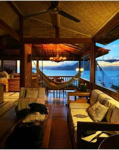 a living room with a couch and a slide at Villa La Dolce Vita in Ilhabela