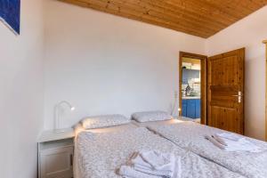 - une chambre avec un lit et un plafond en bois dans l'établissement Ferienwohnung Am Samuelstein, à Bad Urach