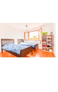 ル・バルカレスにあるMagnifique Maison avec piscine privée à 300 m d'une trés jolie plage de sableのベッド2台と窓のある寝室 +35枚の写真