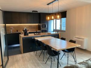 ChaffoursにあるAppartement moderne flambant neufのキッチン(木製テーブル、黒いキャビネット付)