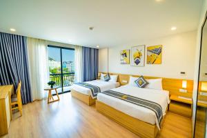 Una habitación de hotel con dos camas y una ventana. en River Hotel Hạ Long, en Ha Long