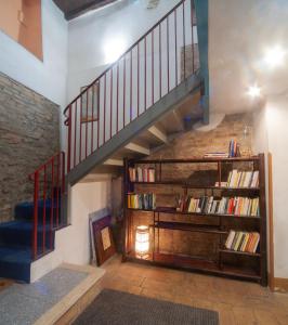 a staircase with a book shelf filled with books at Casa Vacanze Garibaldi in Spoleto