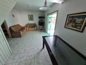a living room with a couch and a table at LINDO SOBRADO COM 7 QUARTOS NA BARRA DO ITAPOCU in Paraty