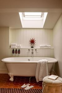 Château des Fleurs Hôtel & Spa Paris的一间浴室