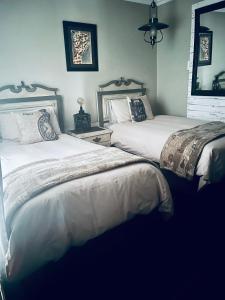 two beds sitting next to each other in a bedroom at Revenir in Middelburg