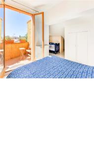 ル・バルカレスにあるMagnifique Maison avec piscine privée à 300 m d'une trés jolie plage de sableのベッドと大きな窓のある寝室