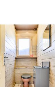 ル・バルカレスにあるMagnifique Maison avec piscine privée à 300 m d'une trés jolie plage de sableのトイレと窓のある小さなバスルーム