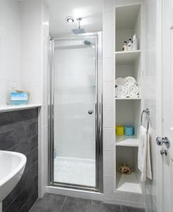 La salle de bains est pourvue d'une douche avec une porte en verre. dans l'établissement The Mount B&B, à Keswick