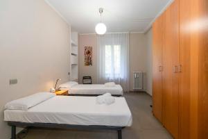 una stanza d'ospedale con due letti e una finestra di NEW! Apt x4 a 1km from Don Bosco Bus Station! a Torino