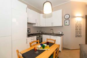 Cucina o angolo cottura di NEW! Apt x4 a 1km from Don Bosco Bus Station!