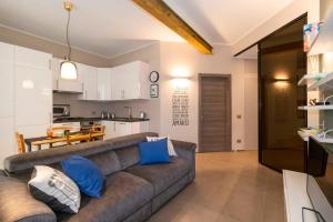 Cucina o angolo cottura di NEW! Apt x4 a 1km from Don Bosco Bus Station!