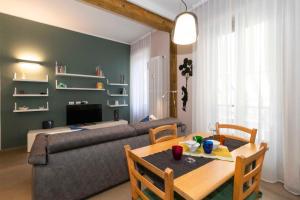 un soggiorno con un divano e un tavolo di NEW! Apt x4 a 1km from Don Bosco Bus Station! a Torino