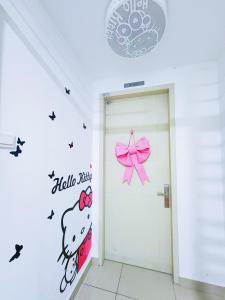 une chambre dotée d'une porte avec une vignette murale bonjour kitty dans l'établissement Puchong HELLO KITTY FULLY AIR-CON Suite, à Puchong