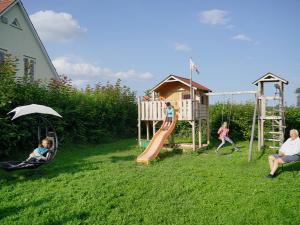 uma família a brincar num parque infantil num quintal em Kirschblüte em Colmberg