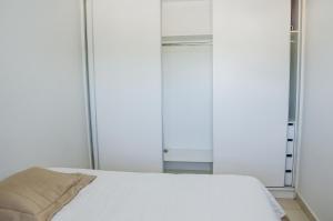 Tempat tidur dalam kamar di Prox ao hospital HRT e Anchieta e faculdade - wifi- netflix - ar-condicionado