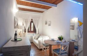 a living room with a table and a couch at Casa Vacanze Garibaldi in Spoleto