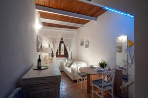 een woonkamer met een bank en een tafel bij Casa Vacanze Garibaldi in Spoleto